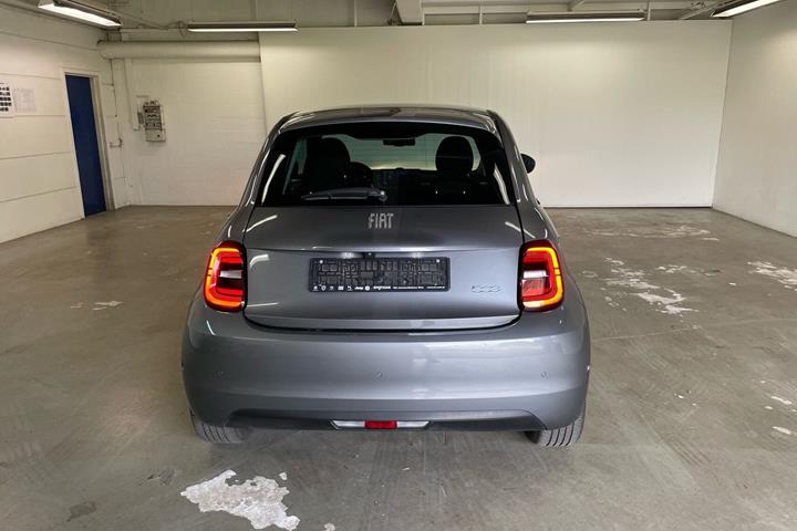 Grå Fiat 500e fra 2024