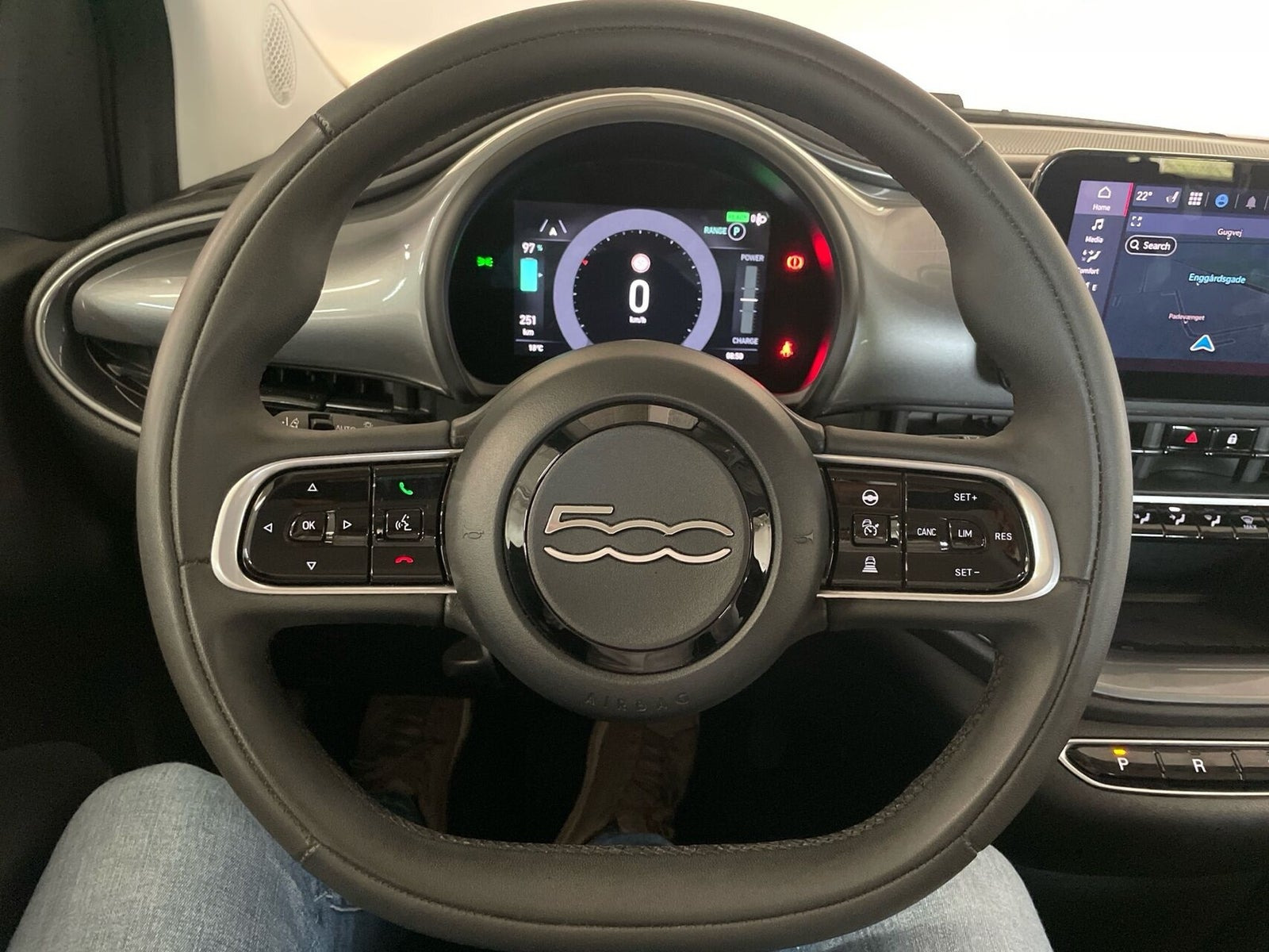Grå Fiat 500e fra 2024