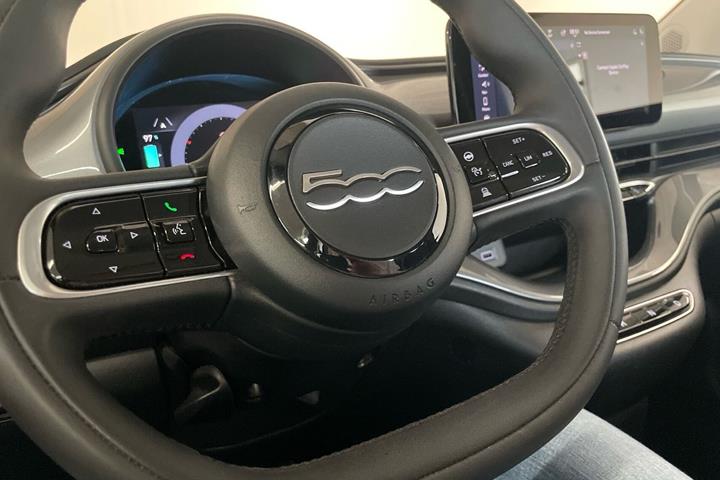 Grå Fiat 500e fra 2024