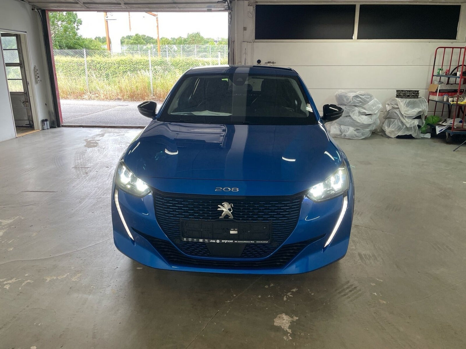 Blå Peugeot e-208 fra 2023