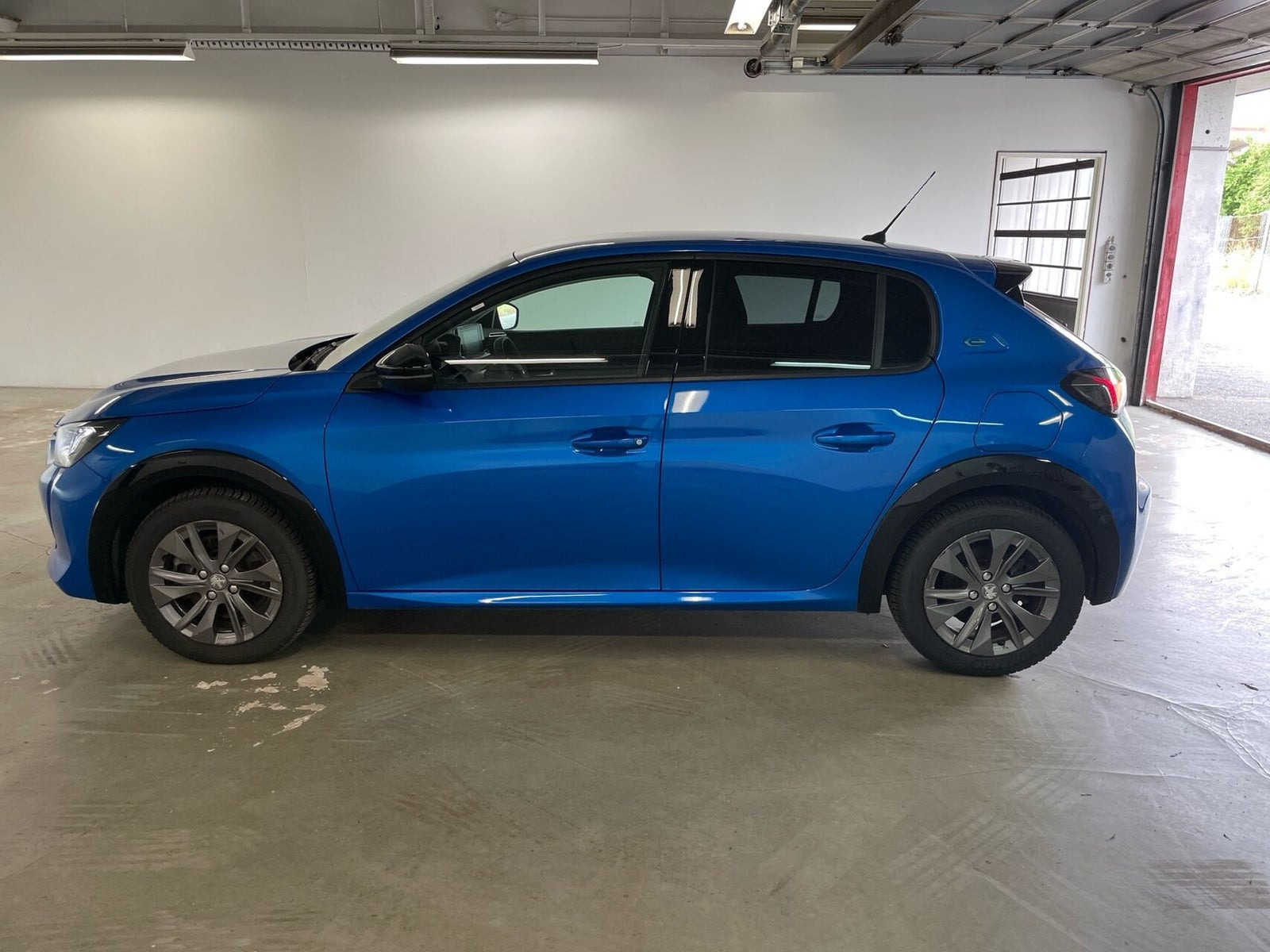 Blå Peugeot e-208 fra 2023