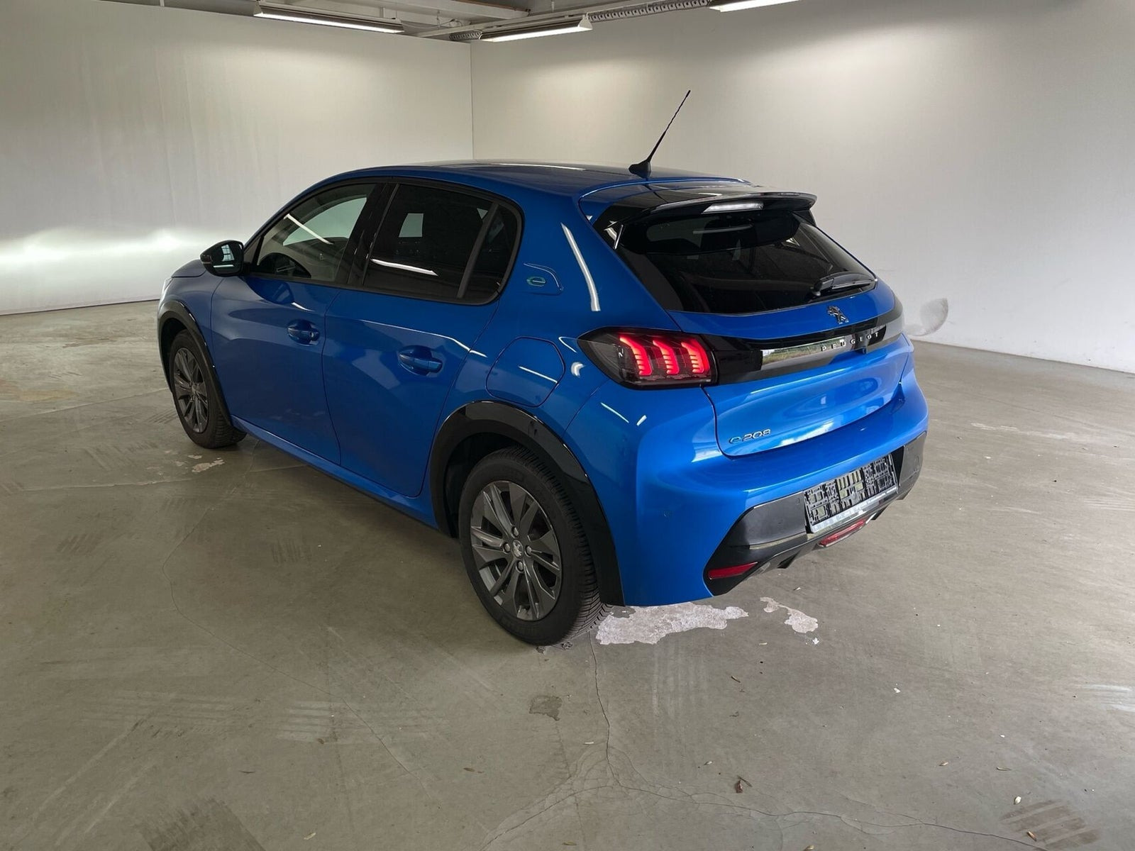 Blå Peugeot e-208 fra 2023
