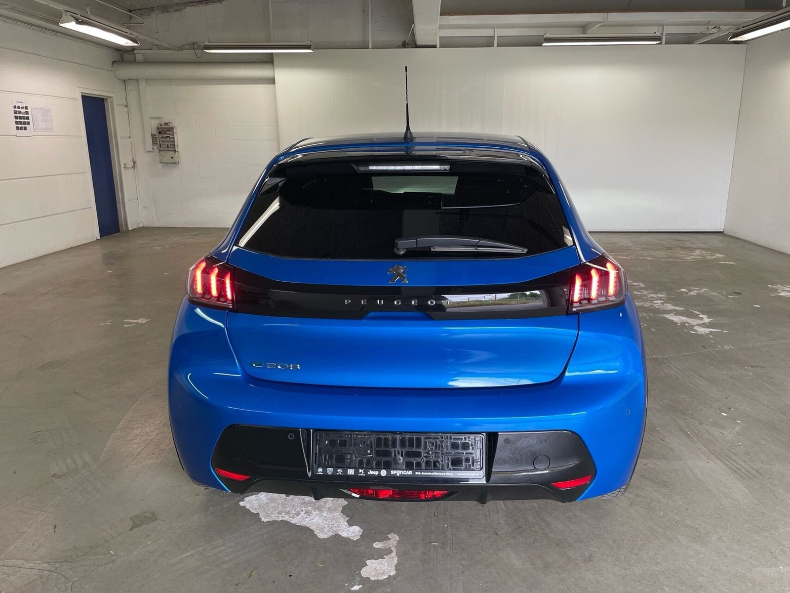Blå Peugeot e-208 fra 2023