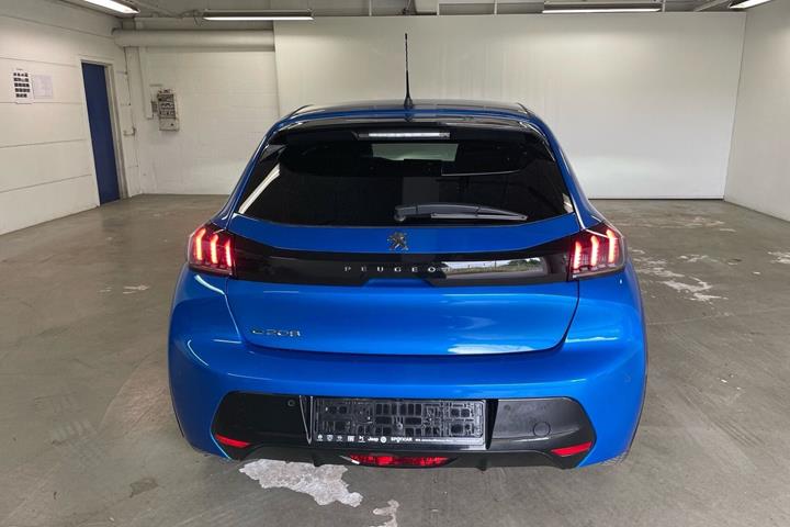 Blå Peugeot e-208 fra 2023
