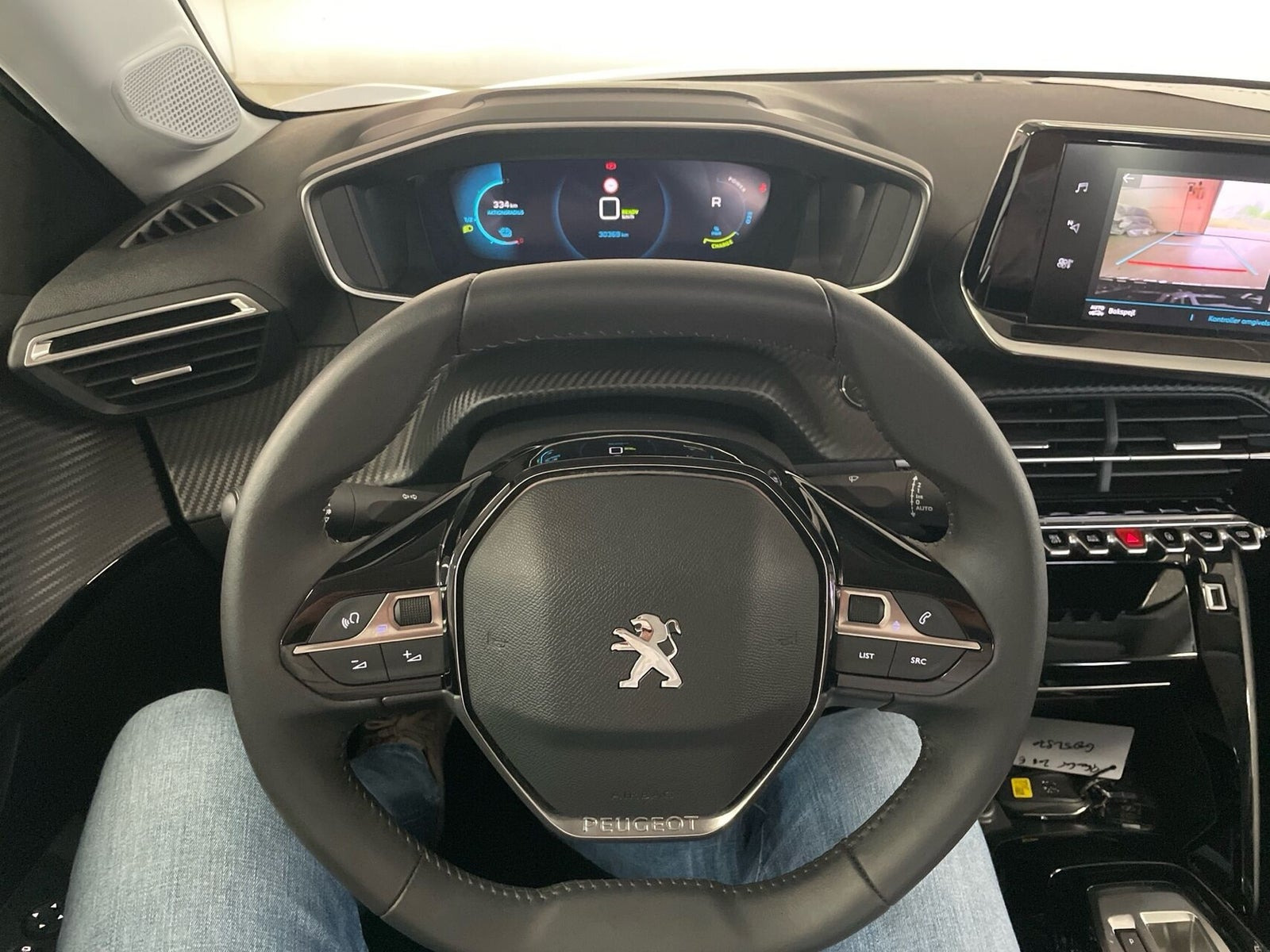 Blå Peugeot e-208 fra 2023