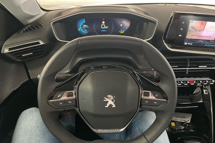Blå Peugeot e-208 fra 2023