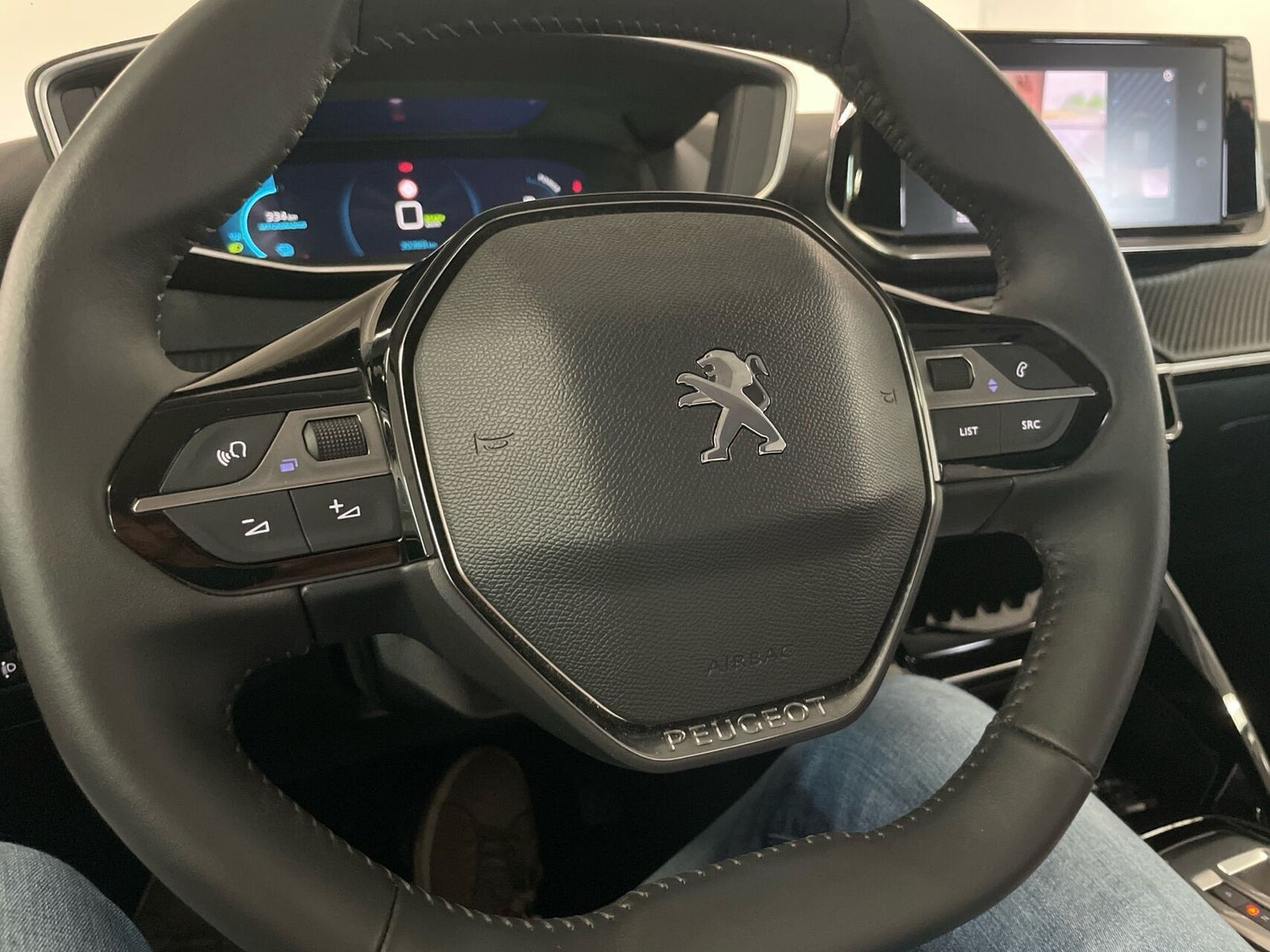Blå Peugeot e-208 fra 2023