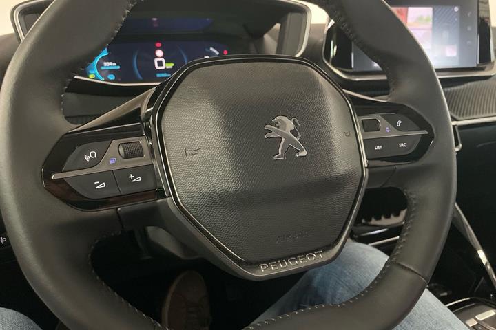 Blå Peugeot e-208 fra 2023