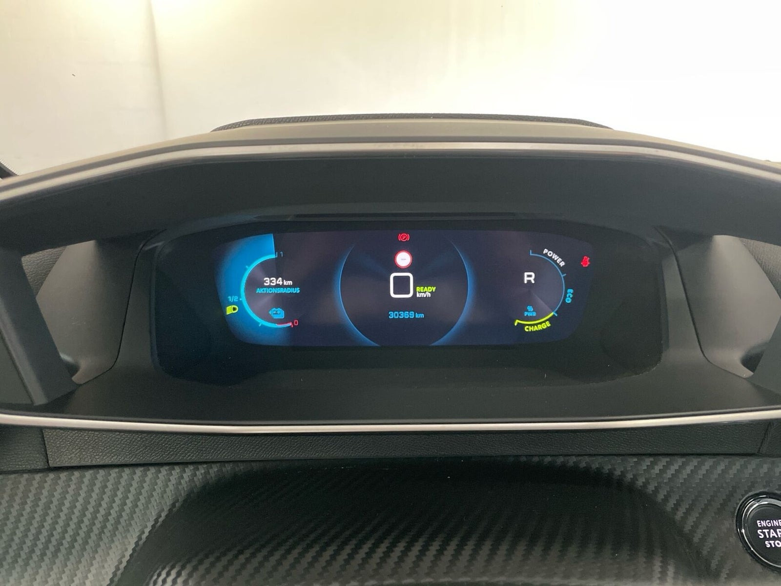 Blå Peugeot e-208 fra 2023