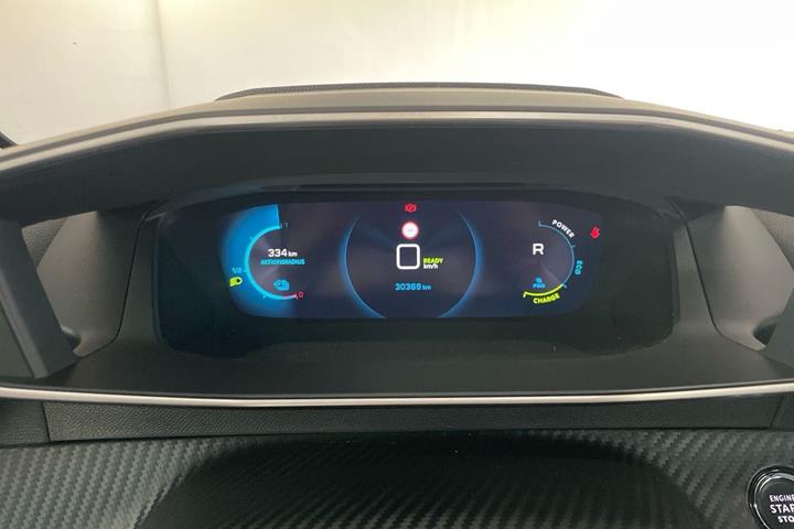 Blå Peugeot e-208 fra 2023
