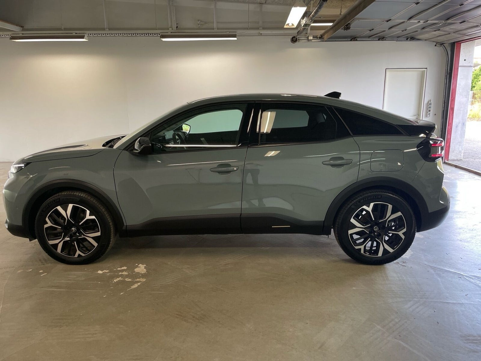 Grå Citroën ë-C4 fra 2025