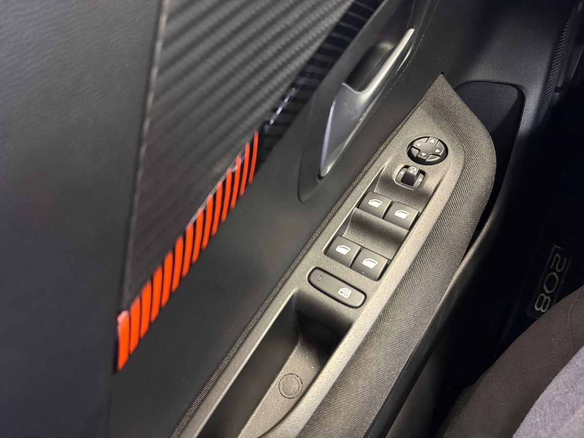 Gul Peugeot 208 fra 2022