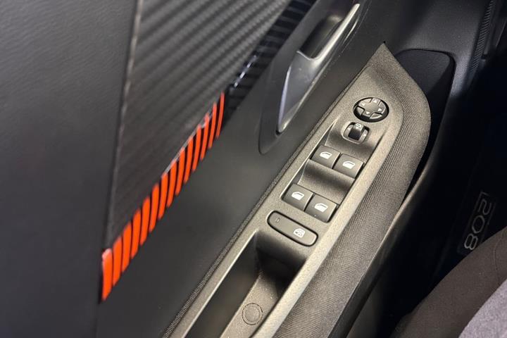 Gul Peugeot 208 fra 2022