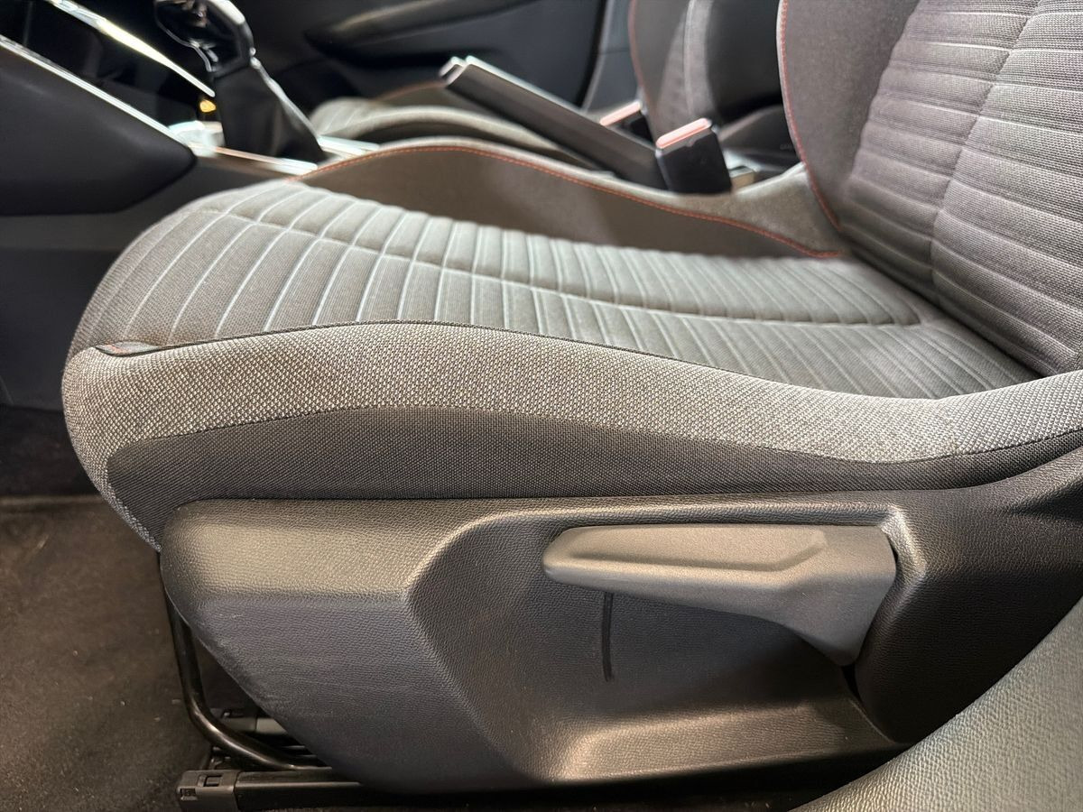 Gul Peugeot 208 fra 2022