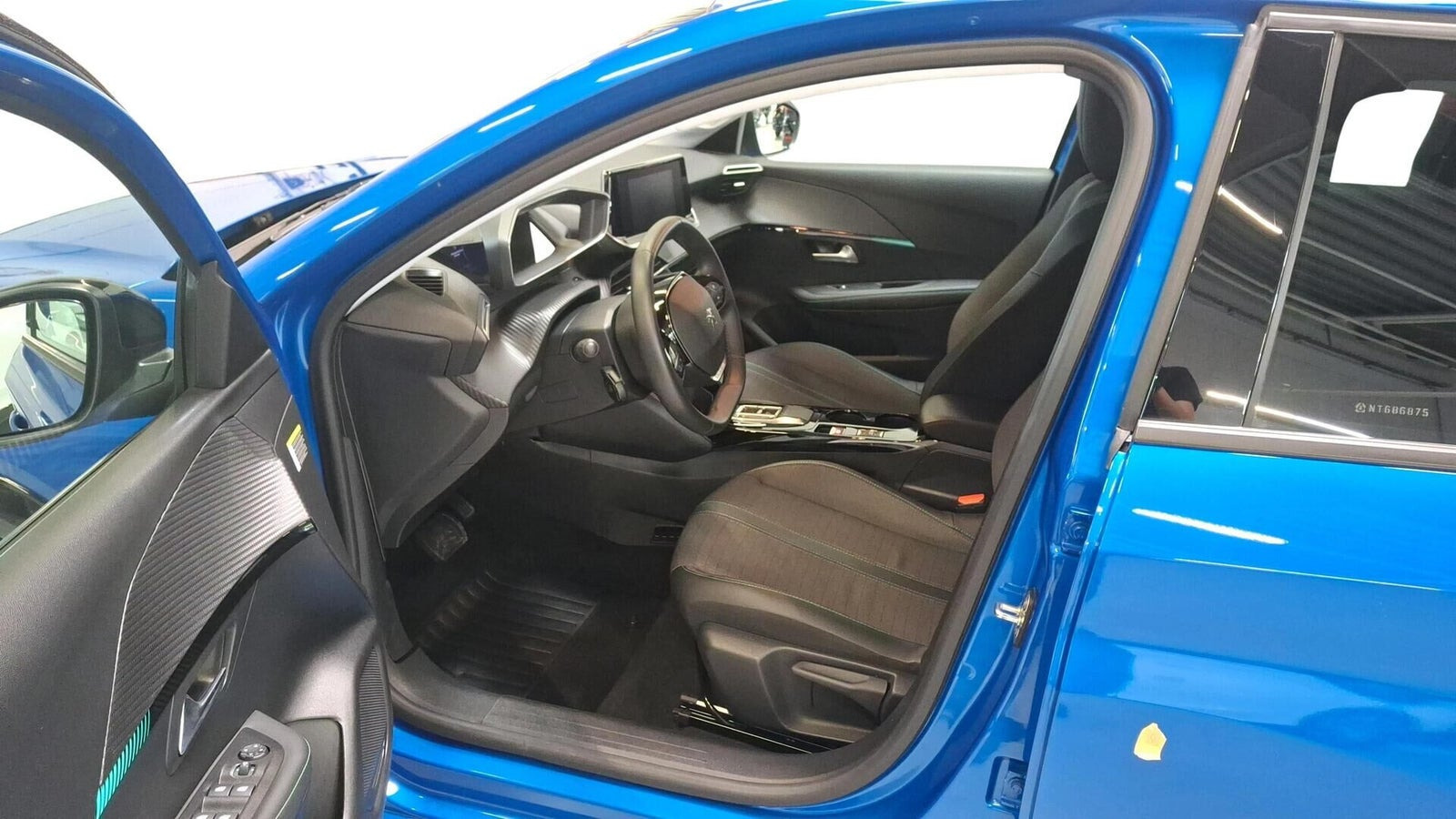 Blå Peugeot e-208 fra 2023