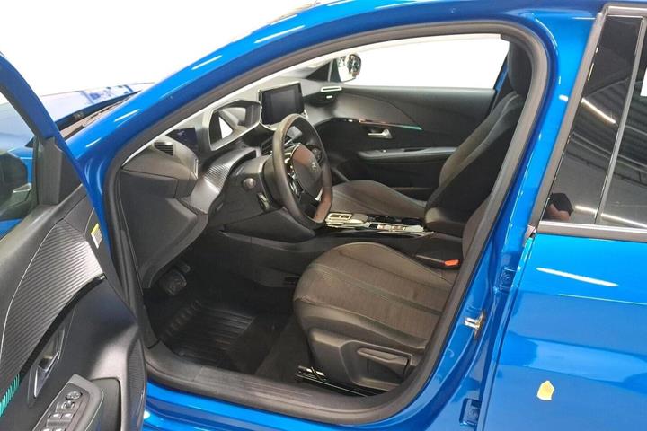 Blå Peugeot e-208 fra 2023