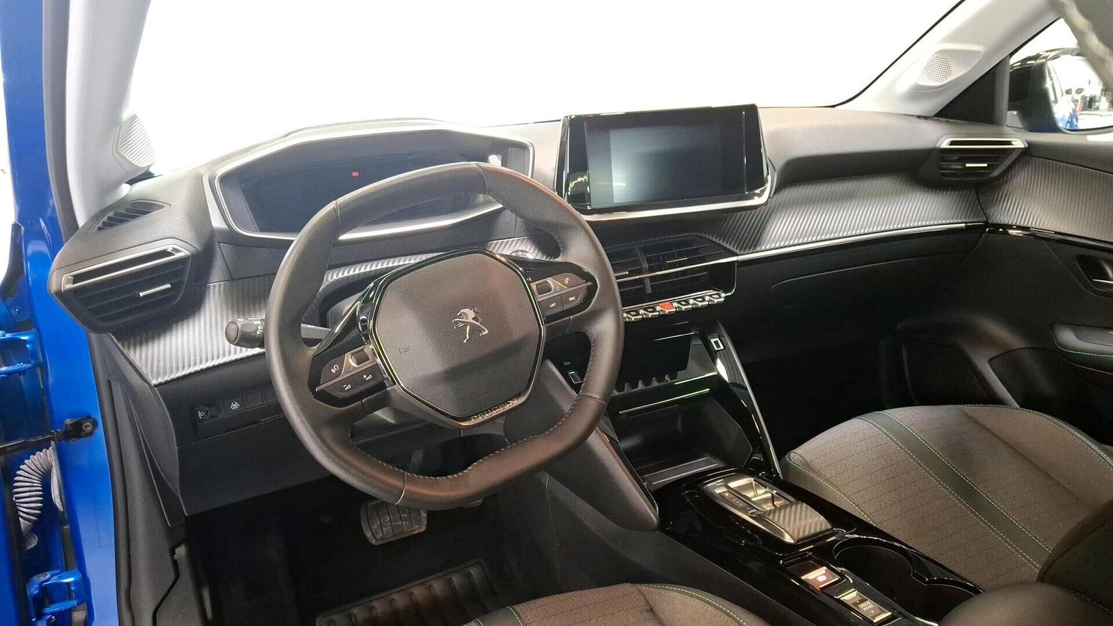 Blå Peugeot e-208 fra 2023