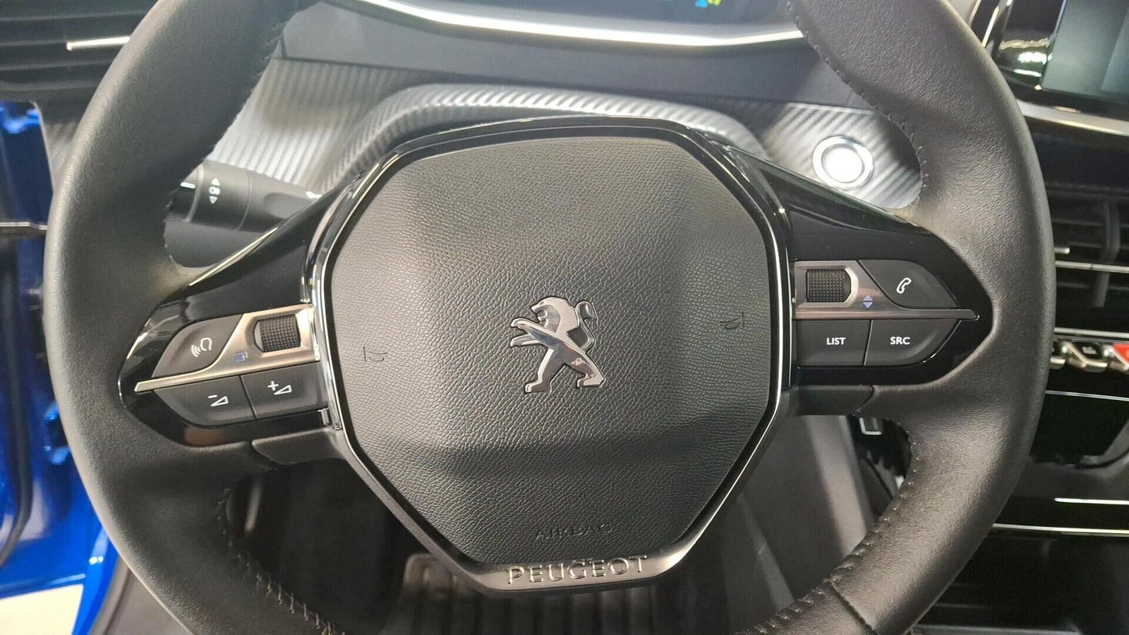 Blå Peugeot e-208 fra 2023