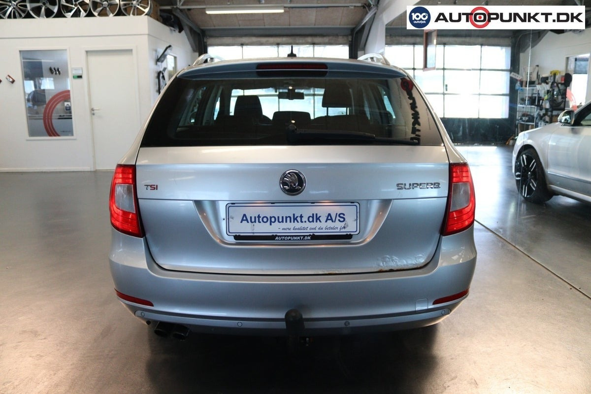 Sølv Skoda Superb fra 2010