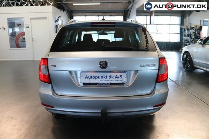 Sølv Skoda Superb fra 2010