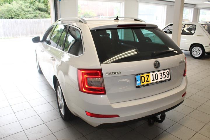 Hvid Skoda Octavia fra 2017