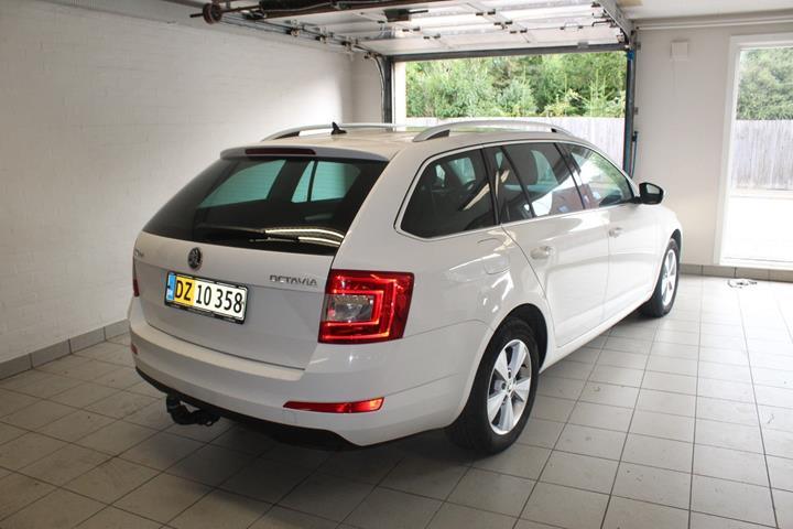 Hvid Skoda Octavia fra 2017