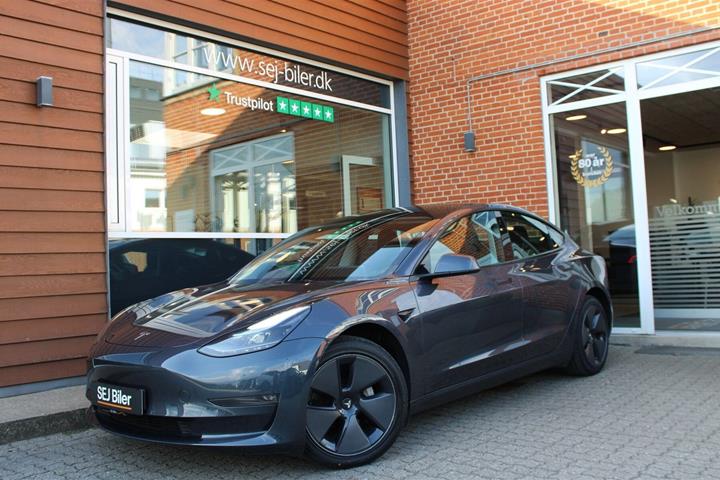 Grå Tesla Model 3 fra 2023