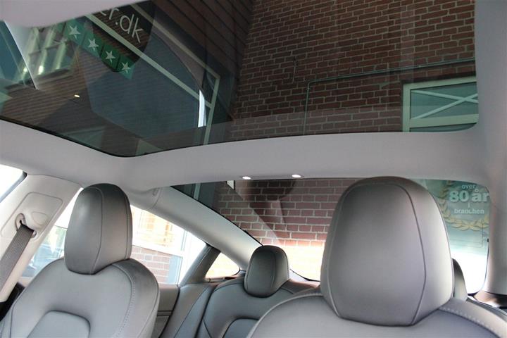 Grå Tesla Model 3 fra 2023