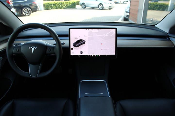 Grå Tesla Model 3 fra 2023