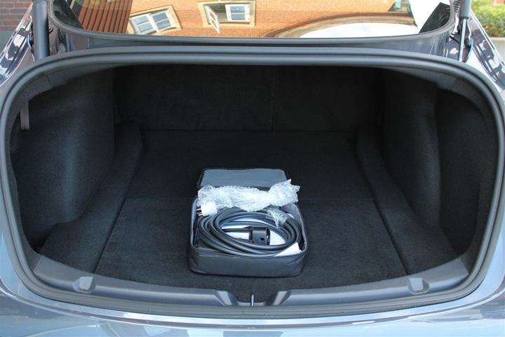 Grå Tesla Model 3 fra 2023