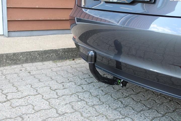 Grå Tesla Model 3 fra 2023