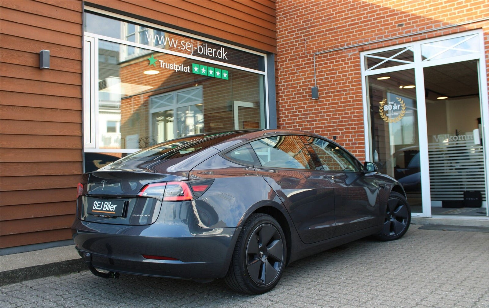 Grå Tesla Model 3 fra 2023