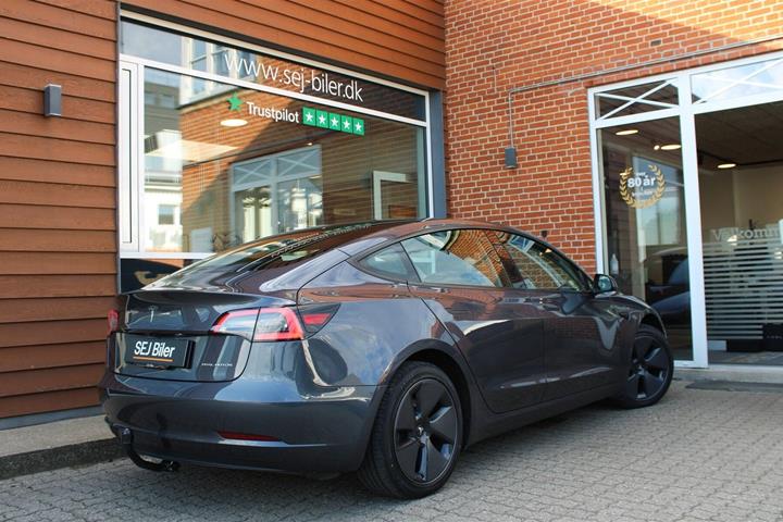 Grå Tesla Model 3 fra 2023