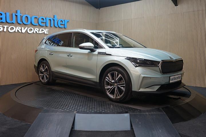 Sølv Skoda Enyaq fra 2024 set udefra