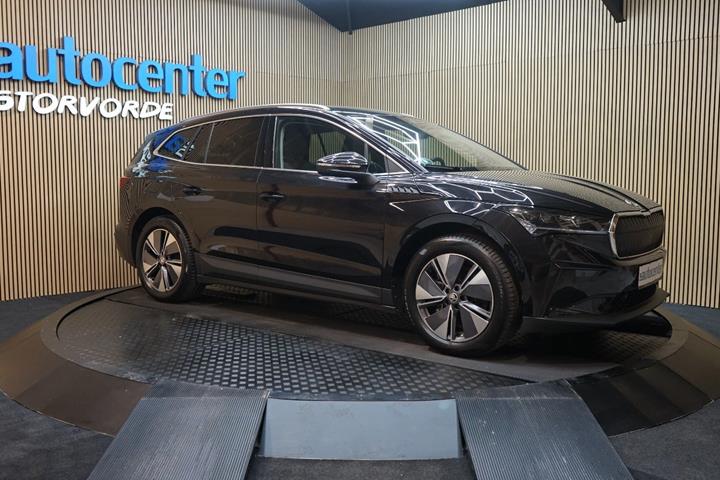 Sort Skoda Enyaq fra 2022 set udefra