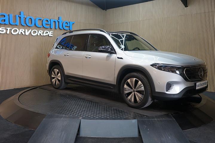 Sølv Mercedes EQB250 fra 2023 set udefra