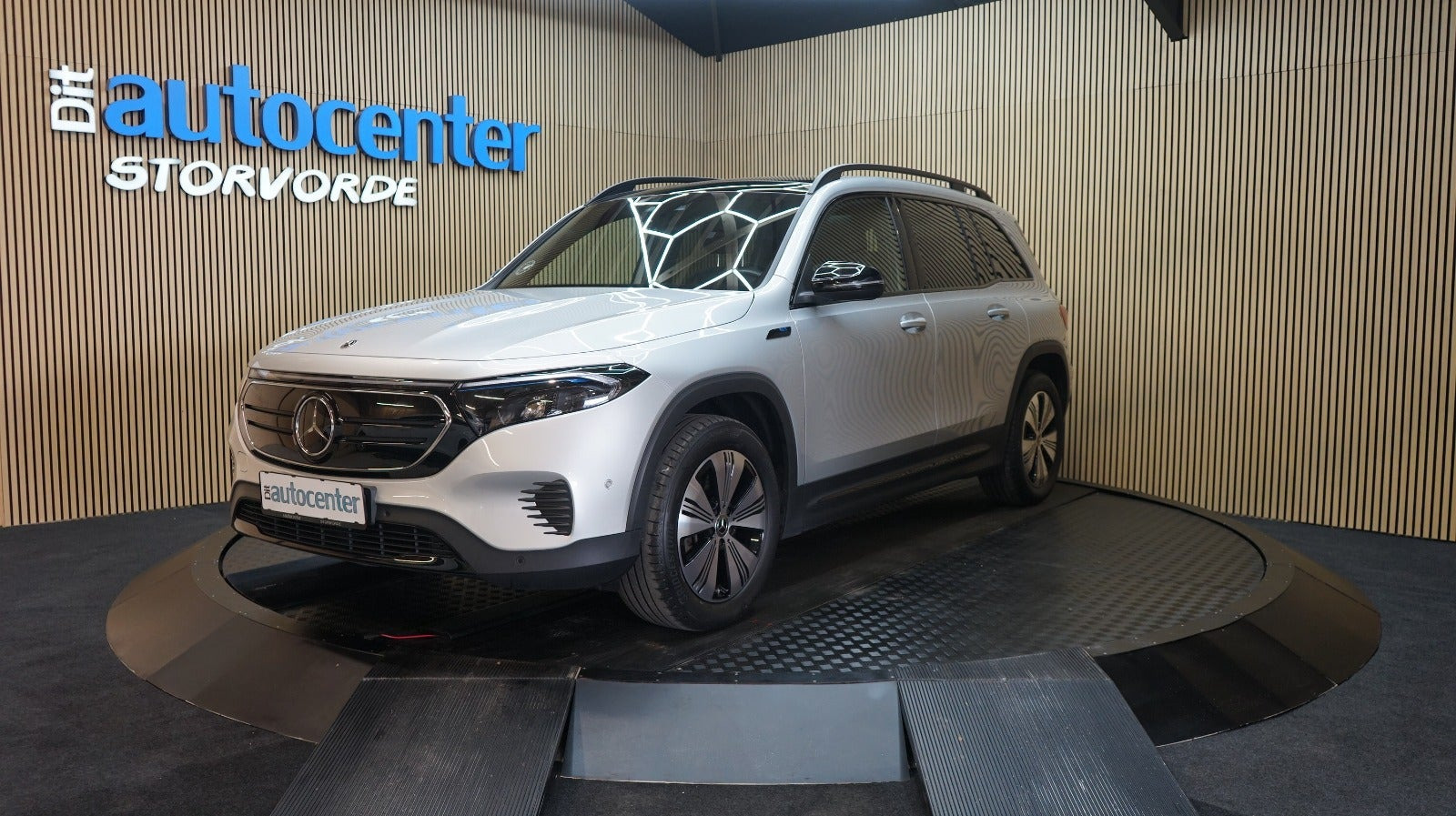 Sølv Mercedes EQB250 fra 2023
