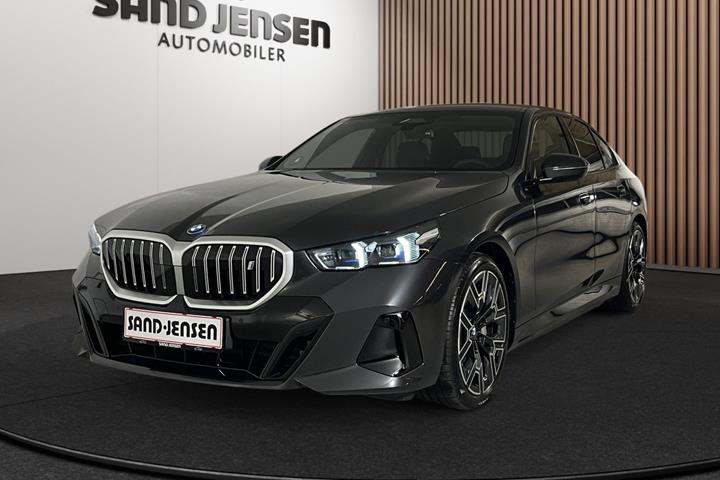 Grå BMW i5 fra 2026