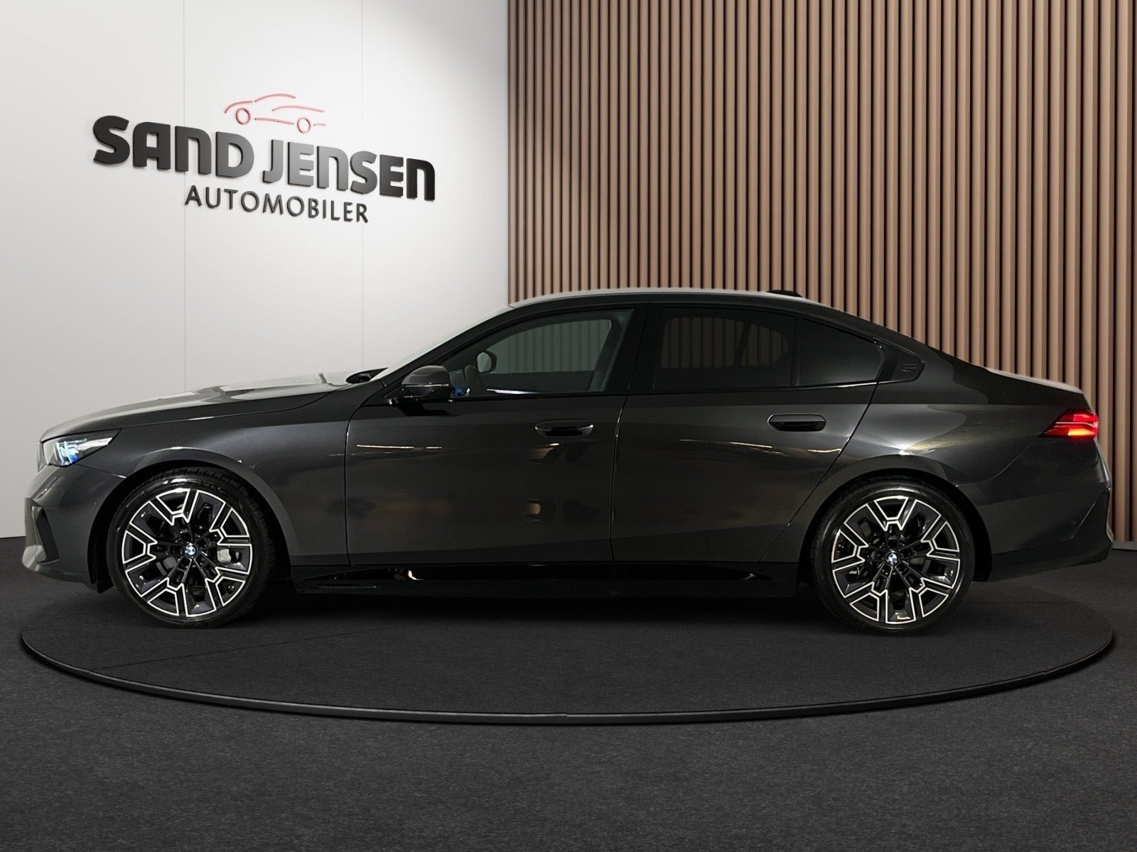 Grå BMW i5 fra 2026
