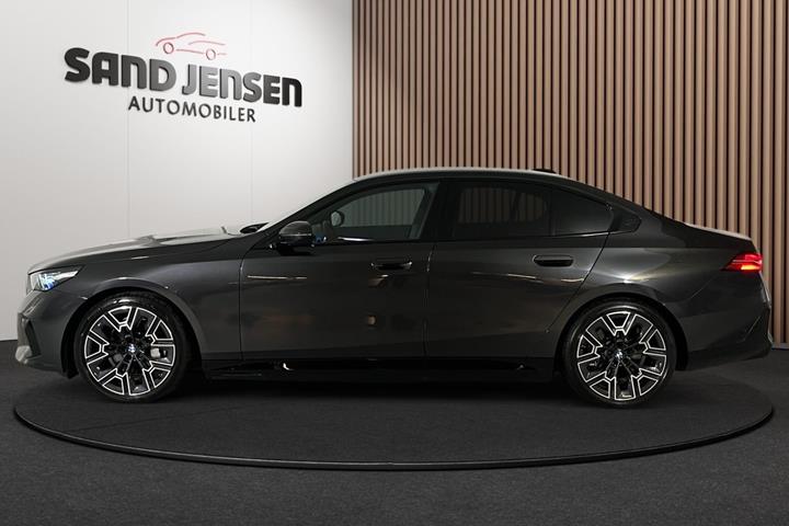 Grå BMW i5 fra 2026