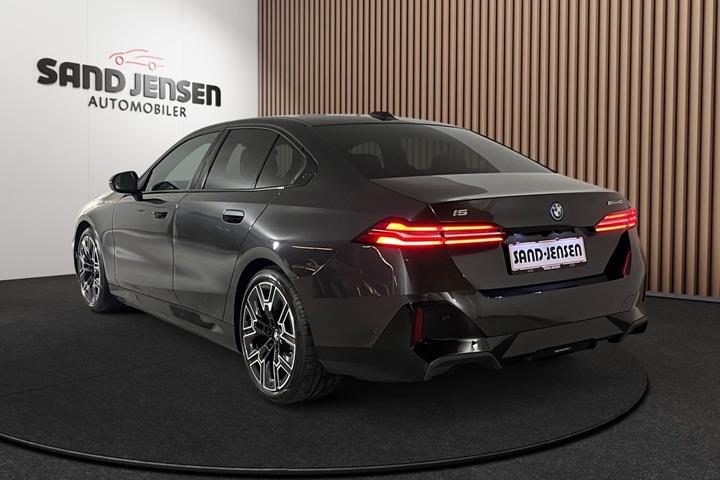 Grå BMW i5 fra 2026