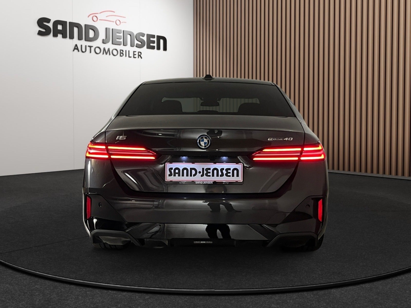 Grå BMW i5 fra 2026
