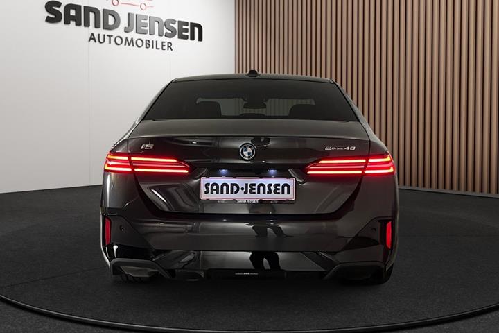 Grå BMW i5 fra 2026