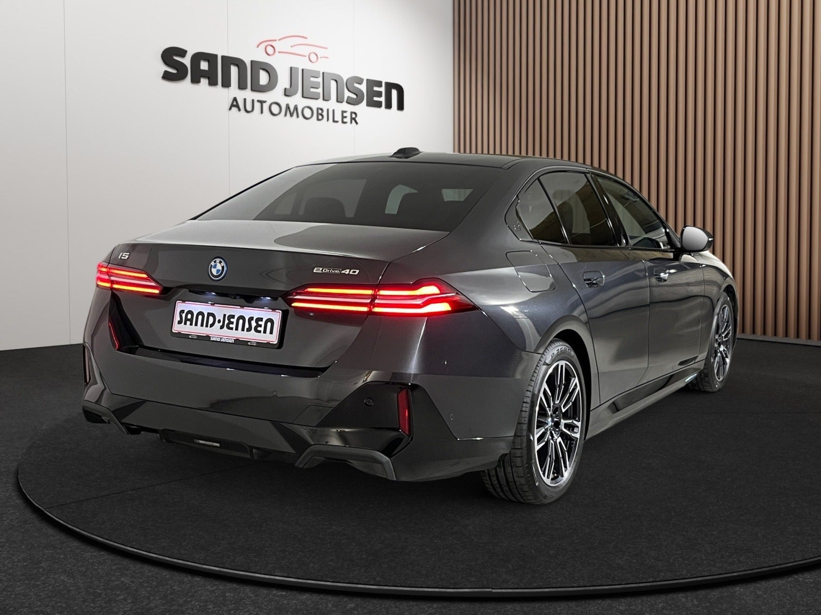 Grå BMW i5 fra 2026