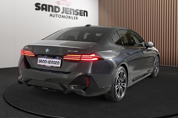 Grå BMW i5 fra 2026