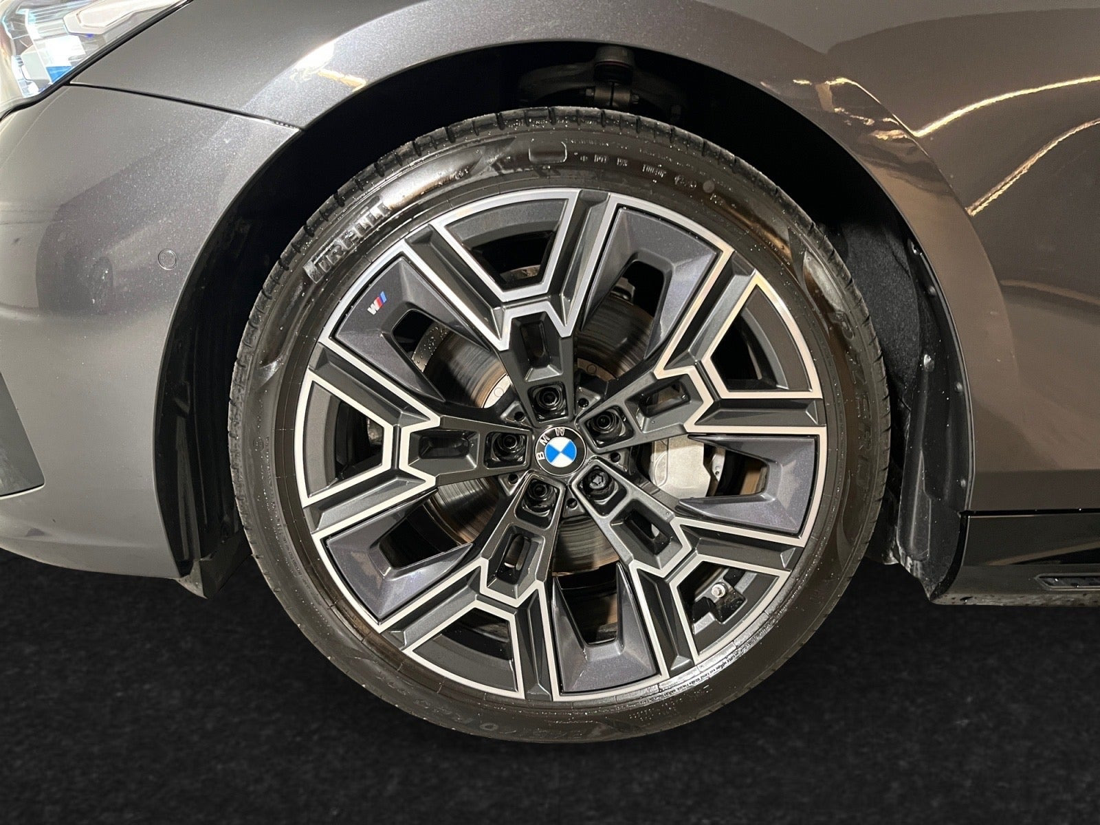 Grå BMW i5 fra 2026