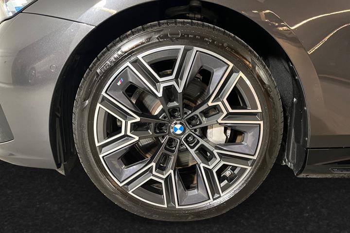Grå BMW i5 fra 2026