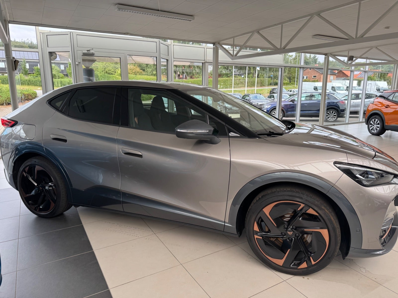 Grå Cupra Tavascan fra 2025