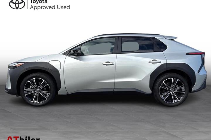 Sølv Toyota BZ4X fra 2023