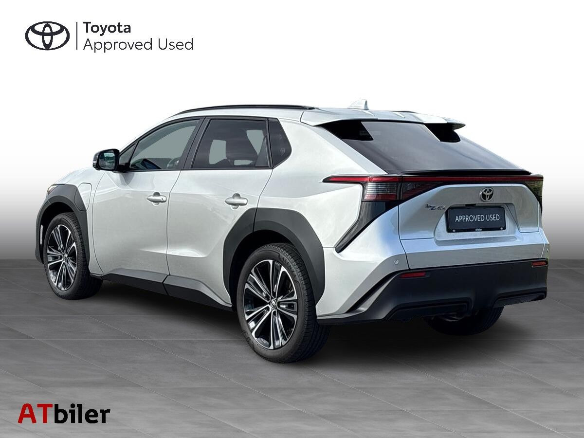 Sølv Toyota BZ4X fra 2023